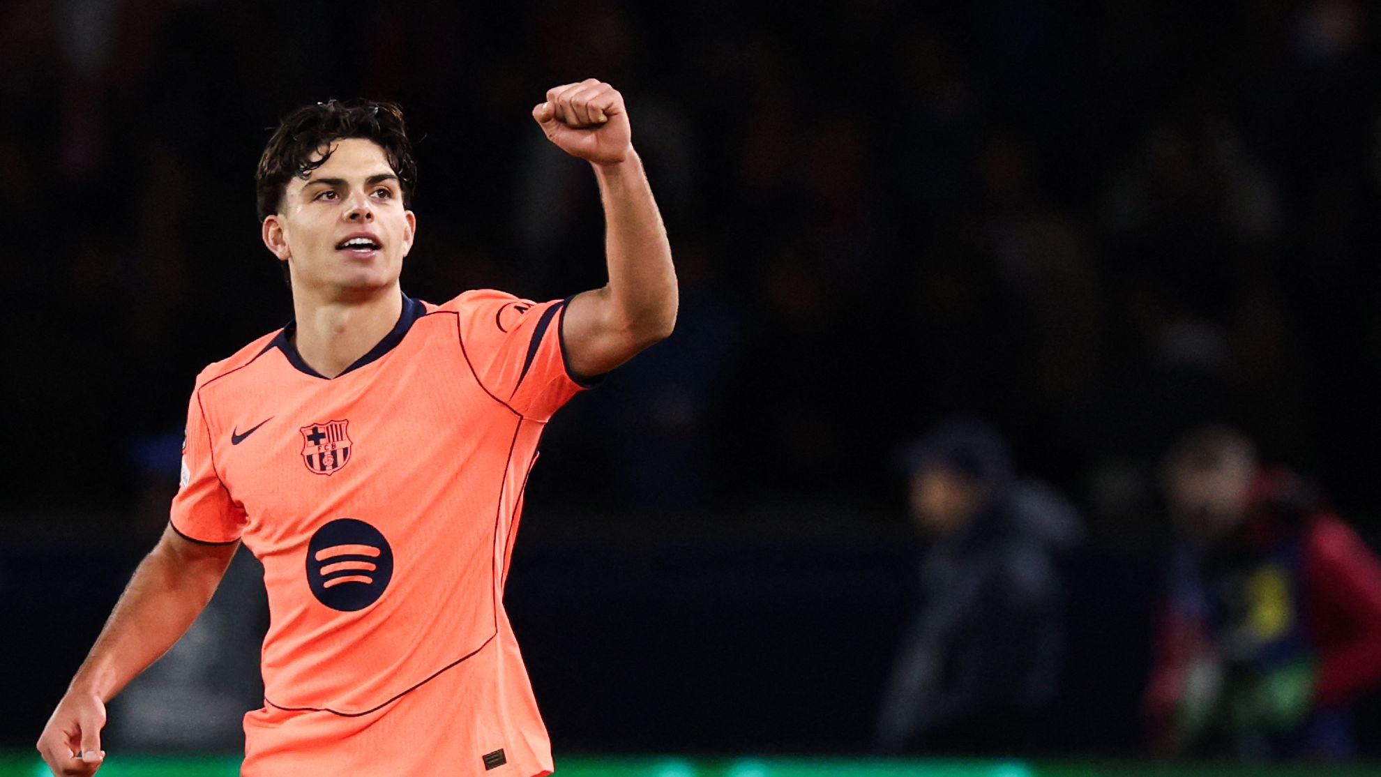 Video: Espart scores against Saint-Germain and enters a historic Barcelona list