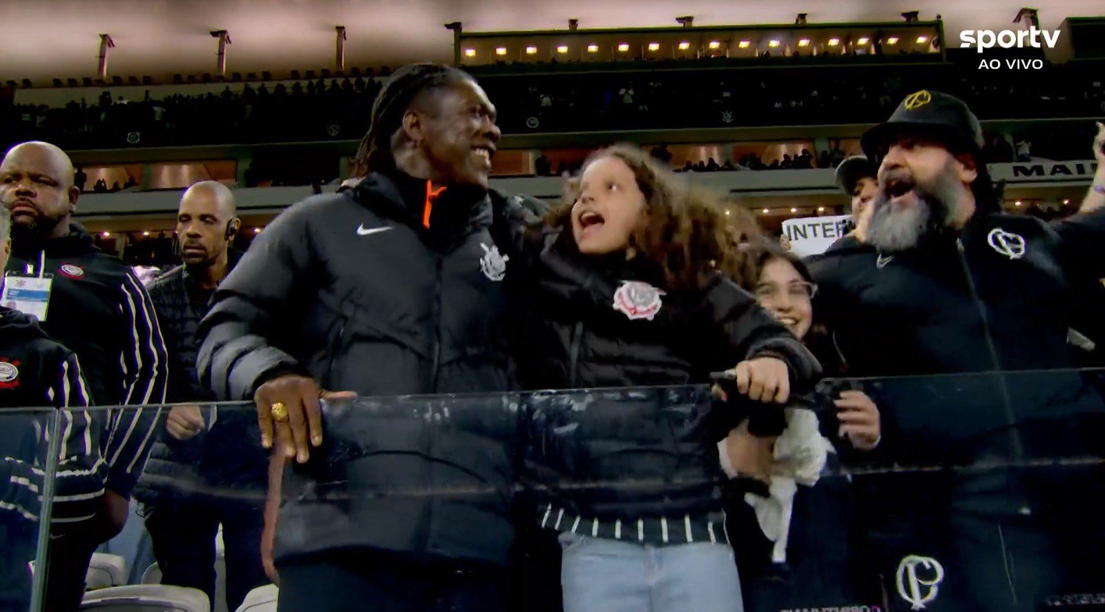 Seedorf faz sua estreia como técnico do Corinthians na arquibancada