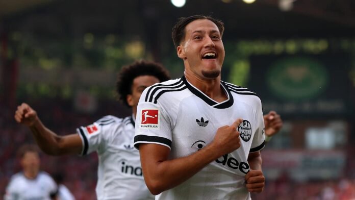 Younes Ebnoutalib in action for Frankfurt