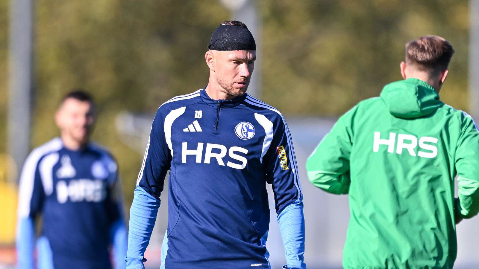 Schalke-Stürmer Edin Dzeko trainiert mit Turban.