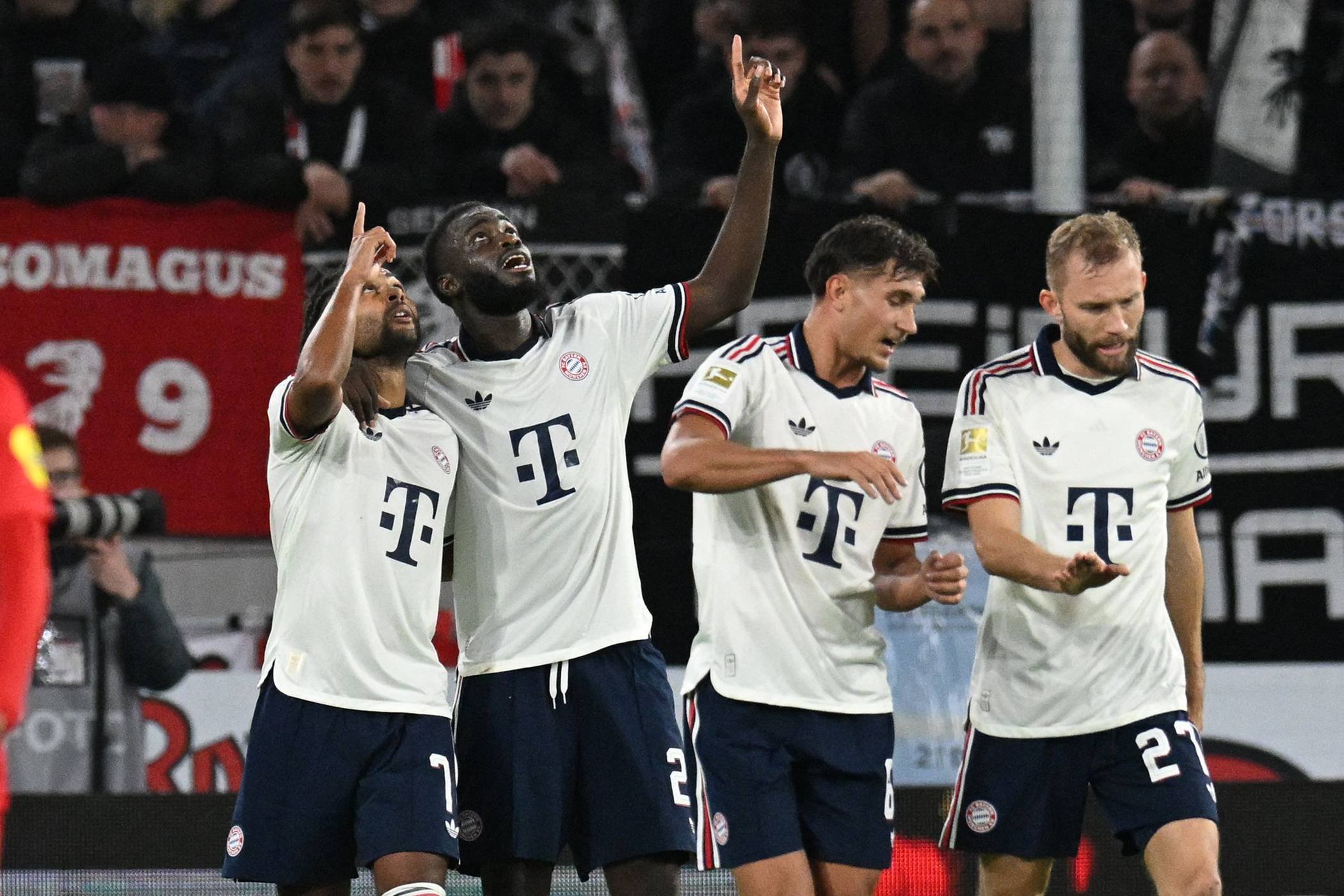  Dayot Upamecano (2.v.l.) jubelt nach seinem Treffer gegen Bayern. 