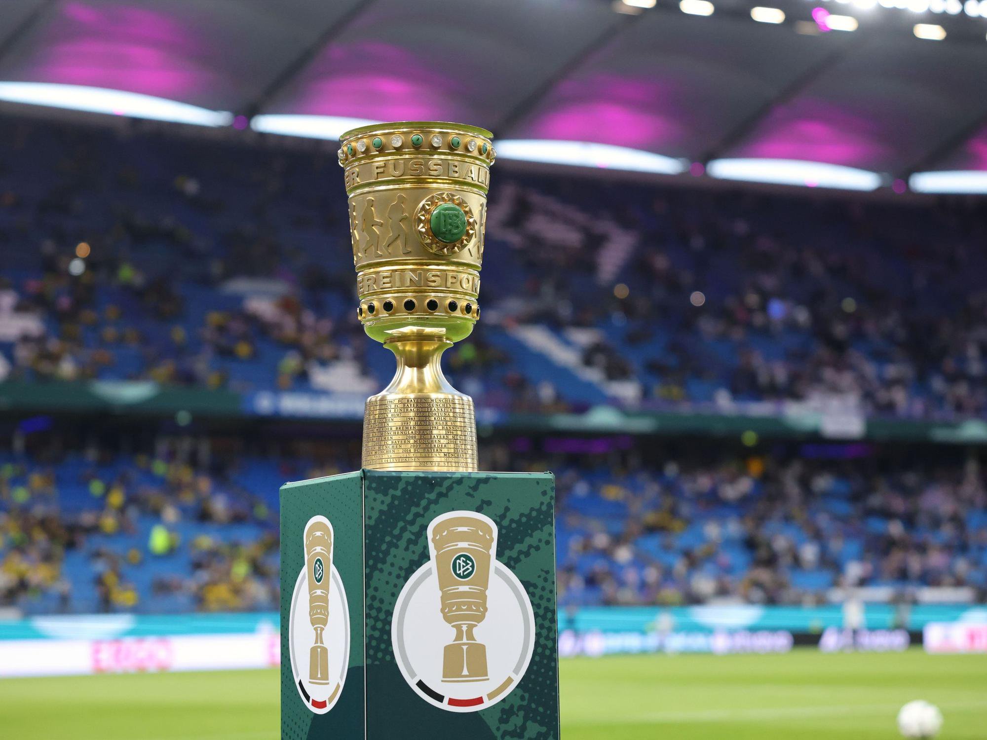 Der DFB-Pokal im Stadion des Hamburger SV.