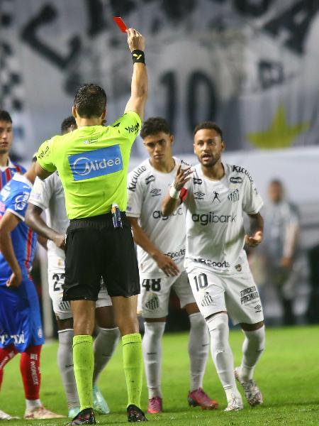 Neymar foi expulso por Sávio Pereira Sampaio no intervalo de Santos x Bahia