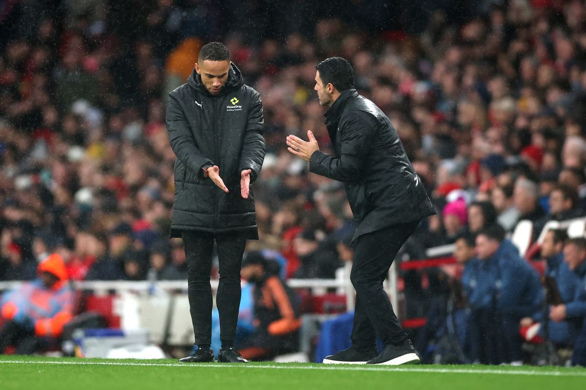 Mikel Arteta clashes with Ruebyn Ricardo during Arsenal's win over Everton