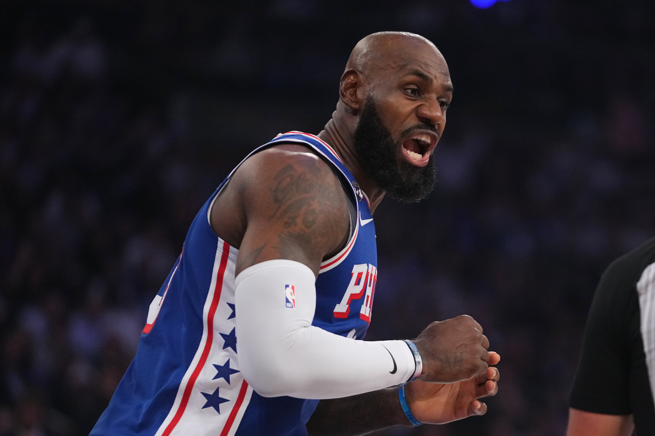 LeBron James' teammate makes big mistake and apologizes after photobombing his pregame ritual