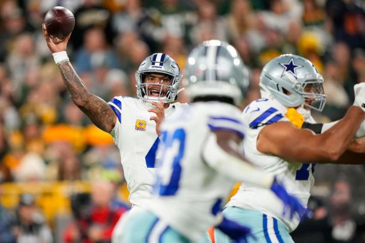 Oct 18, 2026; Green Bay, Wisconsin, USA; Dallas Cowboys quarterback Dak Prescott (4) throws a pass towards running back Javonte Williams (33) during the second quarter against the Green Bay Packers at Lambeau Field. © Jeff Hanisch-Imagn Images