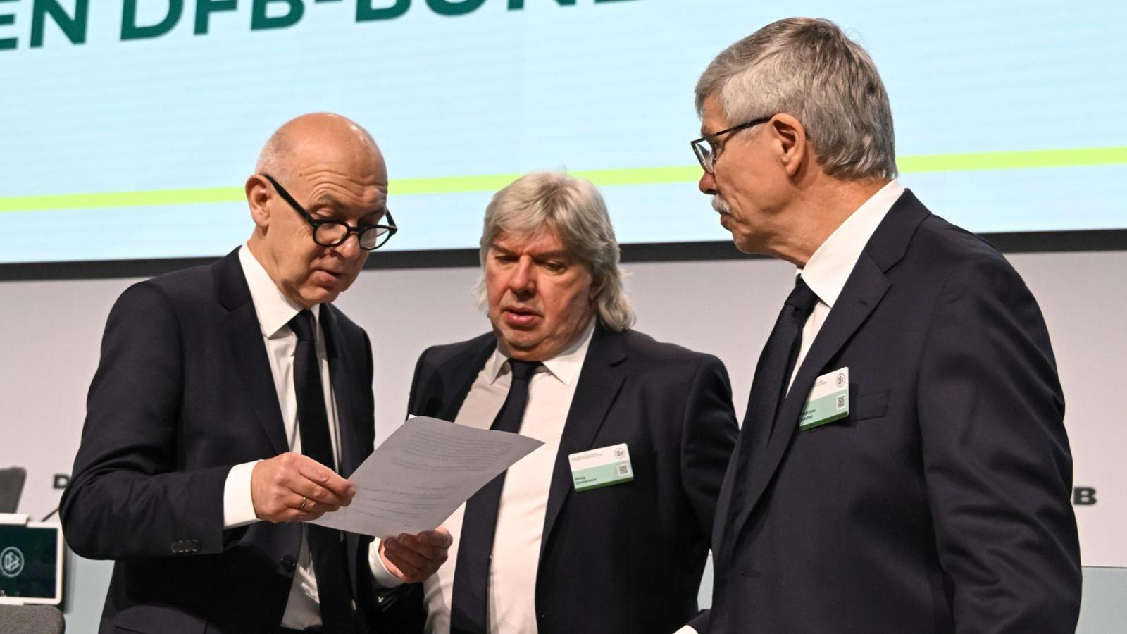 Verzwickter Reformstau, den DFB-Präsident Bernd Neuendorf (links) auch gemeinsam mit Ronny Zimmermann und Ralph-Uwe Schaffert (rechts) lösen will.