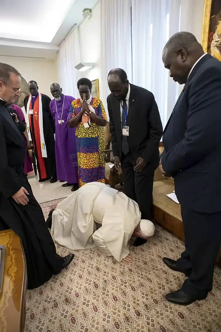 e54e95882ecf4e24939c2c70e2ed1c57?quality=uhq&format=webp&resize=720 Meet The Only President In Africa Who Pope Kissed His Feet -SEE PHOTOS