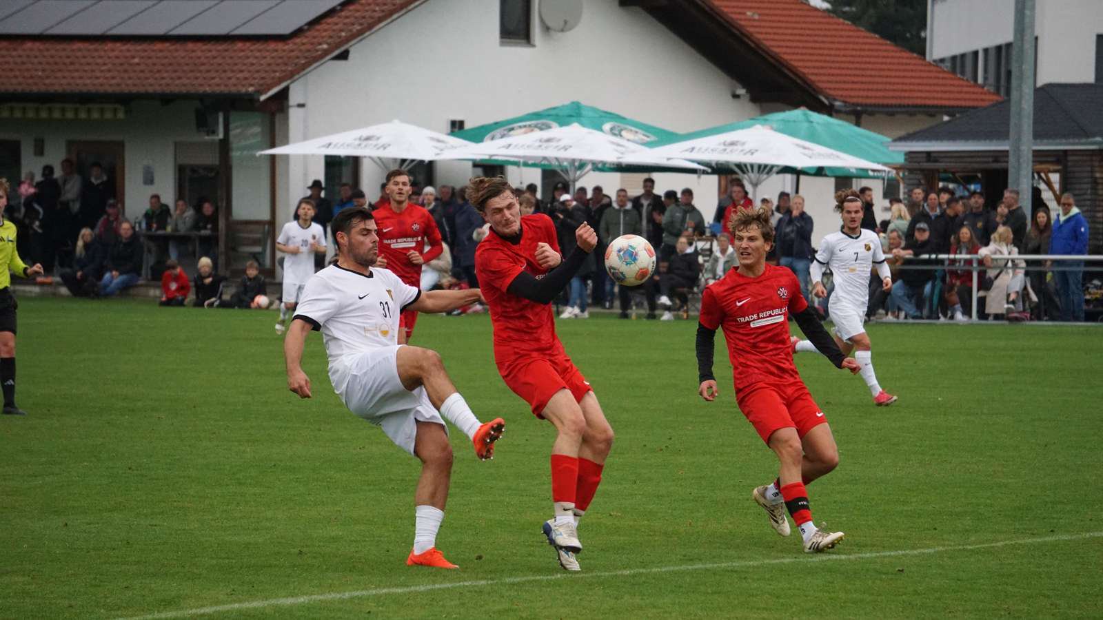 Ex-Profi Kevin Volland (in weiß) konnte mit zwei Toren von der SVO-Abwehr nicht gestoppt werden.