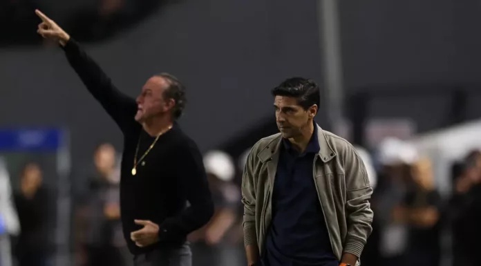O técnico Abel Ferreira, da SE Palmeiras, em jogo contra a equipe do Santos FC, durante partida válida pelas quartas de final, volta, da Copa do Brasil, no Estádio da Vila Belmiro. (Foto: Cesar Greco/Palmeiras/by Canon)