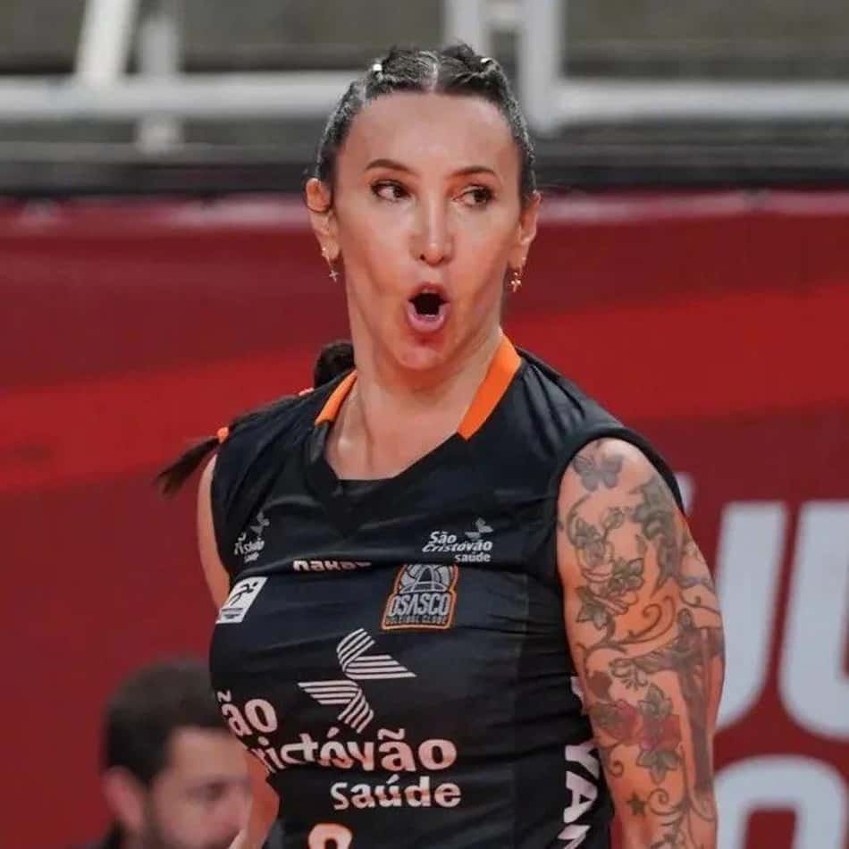 Tifanny olha para a esquerda e, com a boca aberta, vibra após marcar ponto pelo Osasco em jogo da Superliga Feminina de vôlei