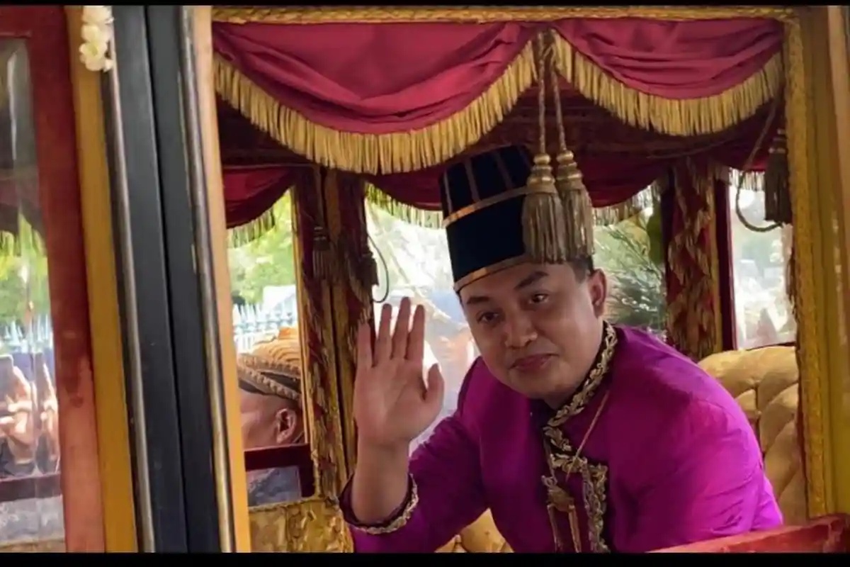Semakin Rumit dan Membingungkan, Purboyo Senyum di Atas Kereta Kencana Saat Kirab Jumenengan