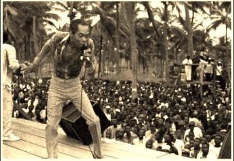 Nigeria Stories on X: "Fela Kuti and his band perform at Lekki, Lagos,  1992. https://t.co/GZQ3jnJ9jU" / X