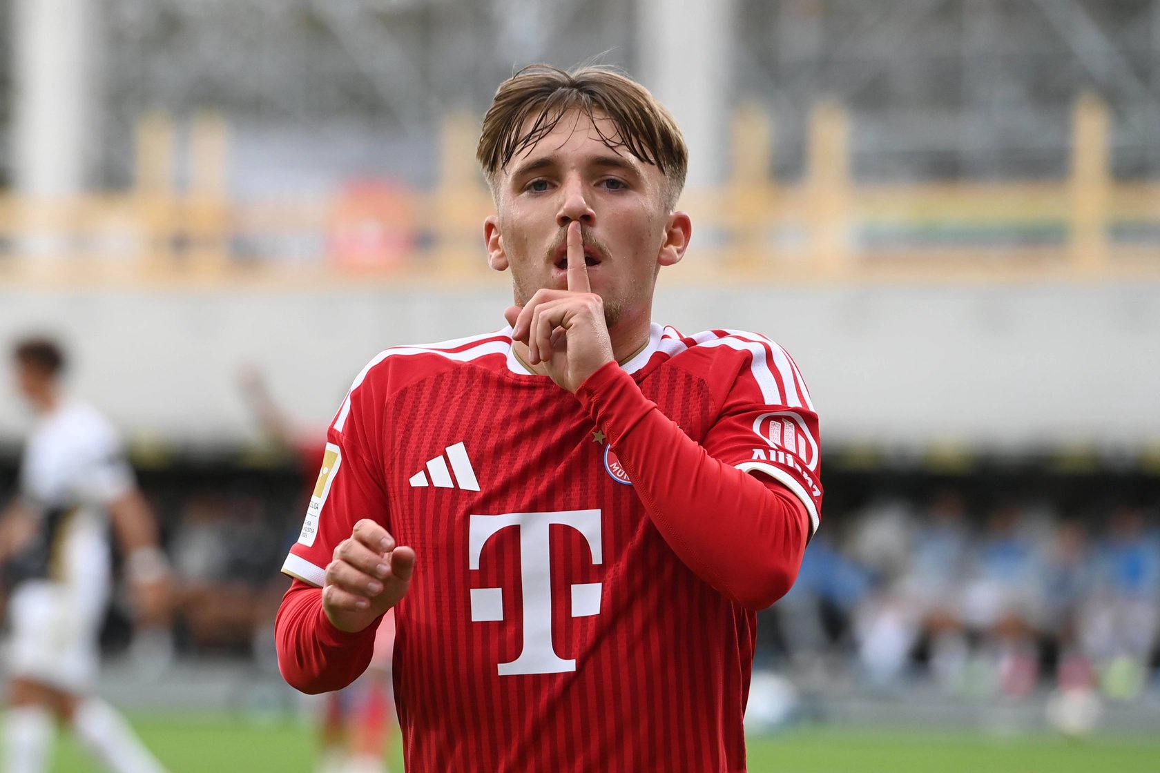Lennart Karl legt in Richtung Elversberg-Fans den Finger auf den Mund