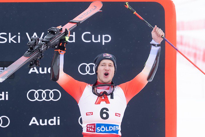 Starke Leistung beim Saisonstart: Marco Odermatt steht auf dem Podest und blickt nach einem spannenden Auftaktrennen in Sölden bereits wieder nach vorne.