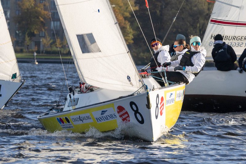 Silke Basedow steuert die Crew des Hamburger Segel-Clubs bei der 45. Meisterschaft der Meister 2026 auf der Alster.