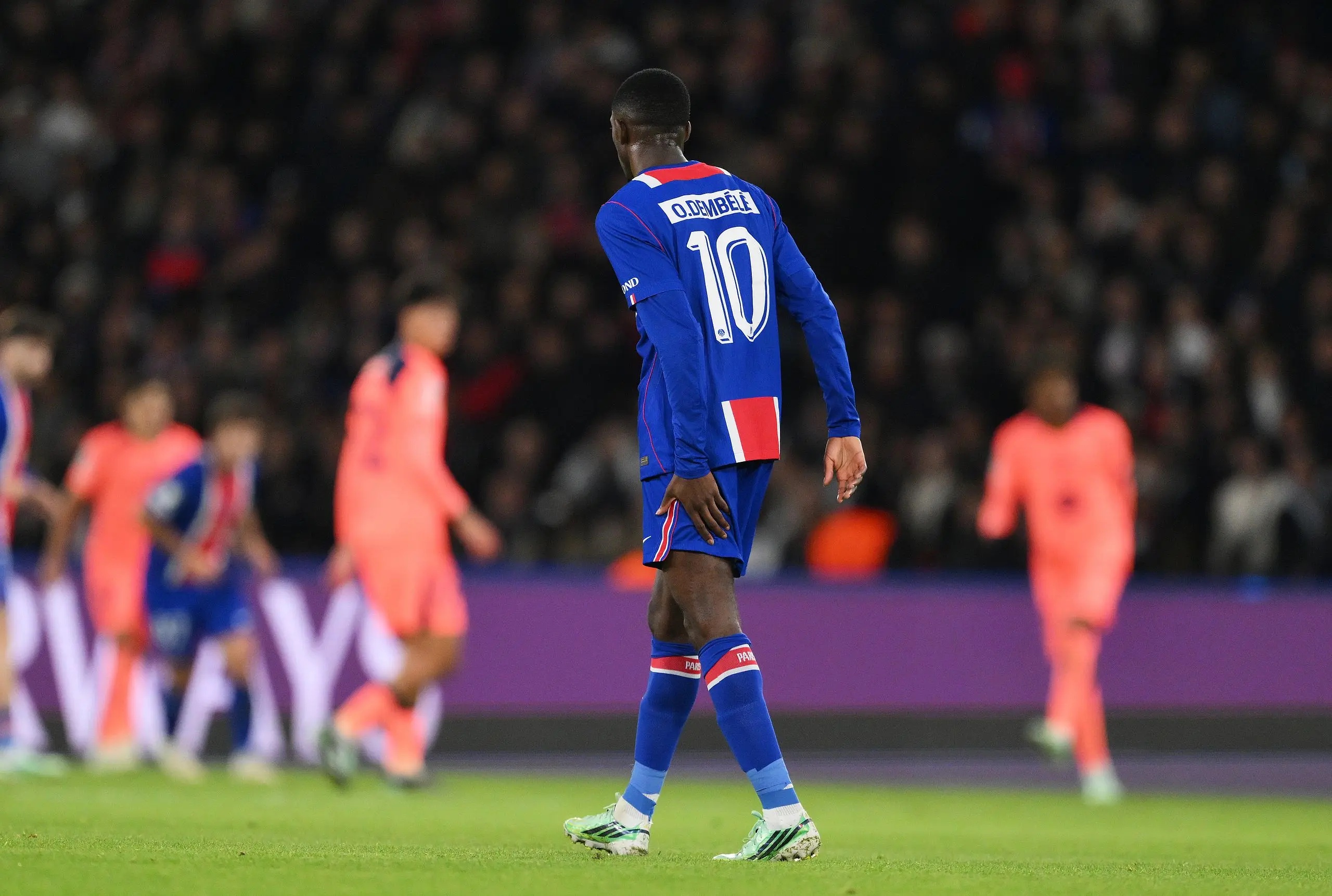 Ousmane Dembélé getting forced off against Barcelona.