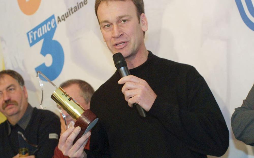 Jean-Marc Furlan reçoit un Oscar du sport Sud Ouest au château Pape-Clément à Pessac le 20 décembre 2001.