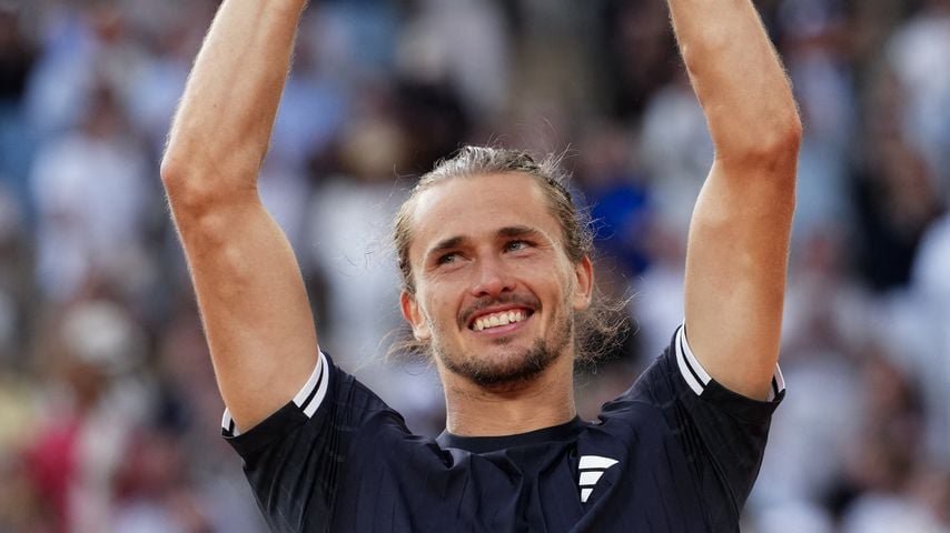 Alexander Zverev jubelt mit der Coupe des Mousquetaires nach dem Finalsieg gegen Flavio Cobolli bei den French Open 2026