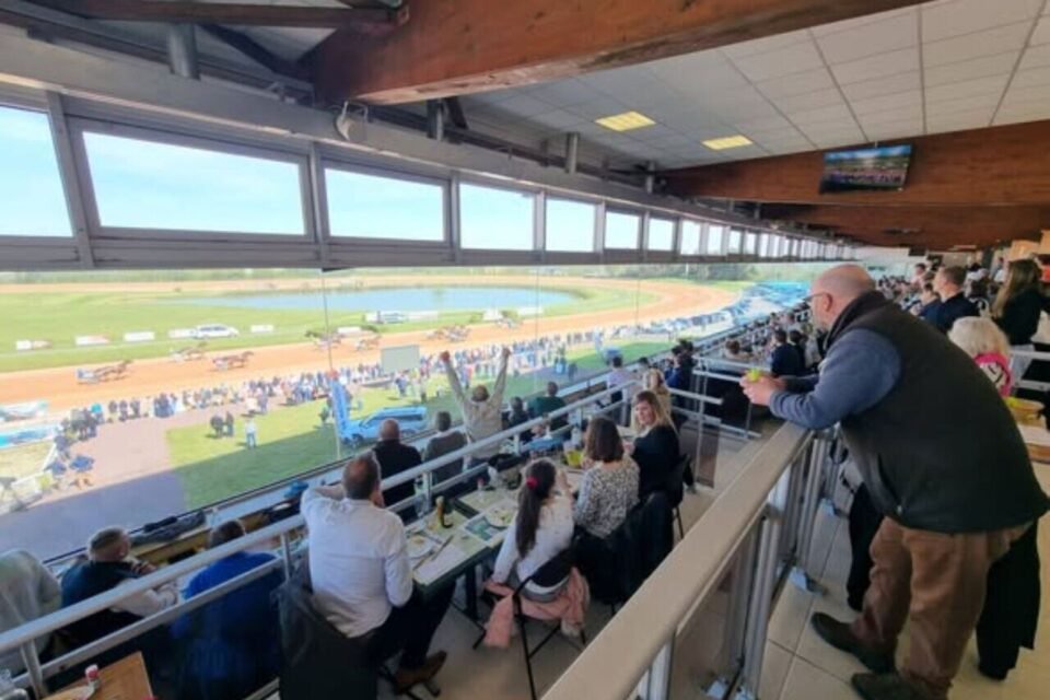 Le restaurant panoramique de l'hippodrome sera probablement complet ce dimanche.