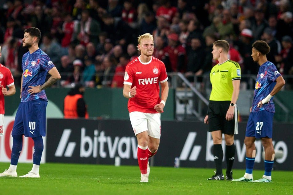 Lucas Brumme (M.) freut sich über die frühe Führung für Essen!