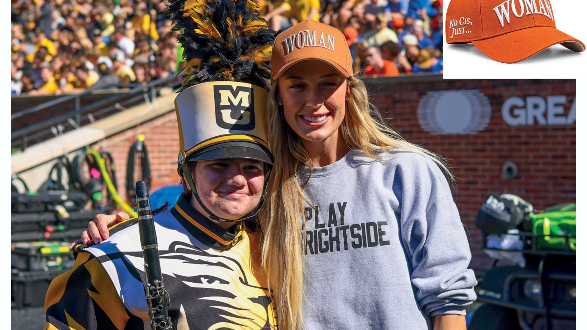 Duas mulheres sorridentes posam juntas, uma com uniforme de banda marcial e clarinete, a outra com boné laranja WOMAN e moletom cinza PLAY RIGHT SIDE. No canto superior direito, um boné laranja com a frase No Cis, Just... WOMAN