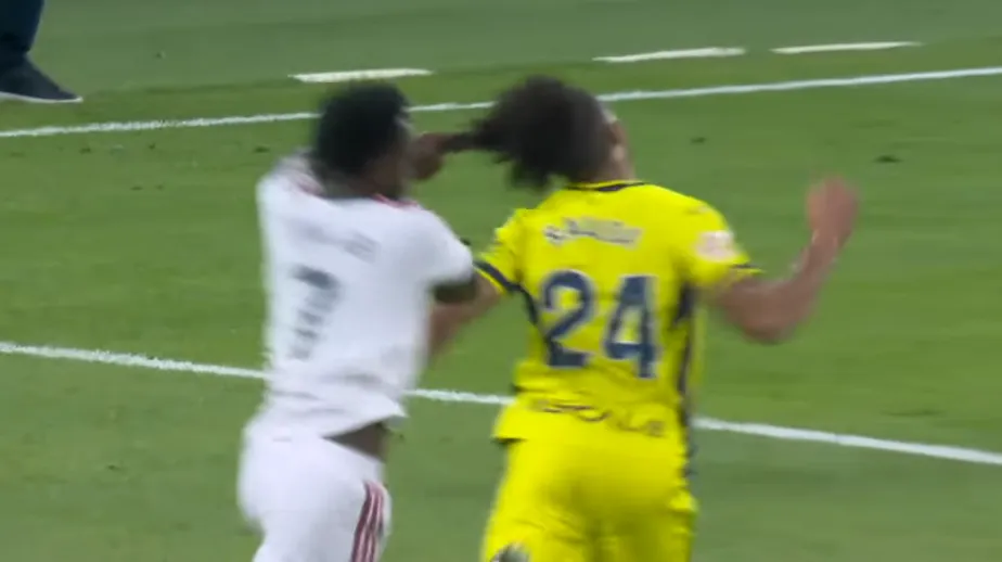 Momento que Vini Jr. puxou o cabelo de Saliba. (Foto: Reprodução/ RFEF; CazéTV)
