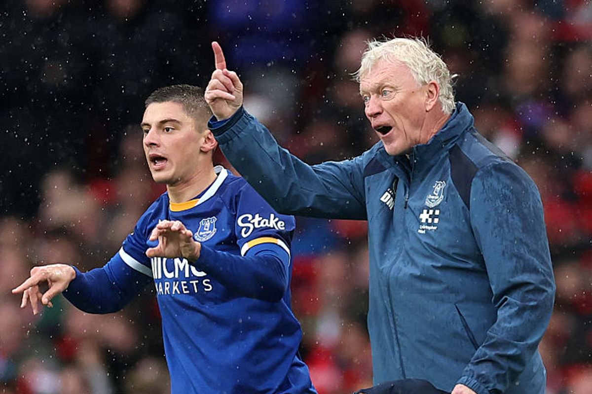 LONDON, ENGLAND - OCTOBER 24: David Moyes, Manager of Everton, gestures to his players after interacting with Vitaliy Mykolenko of Everton during the Premier League 2026/27 match between Arsenal FC and Everton at Emirates Stadium on October 24, 2026 in London, England. (Photo by Julian Finney/Getty Images)
