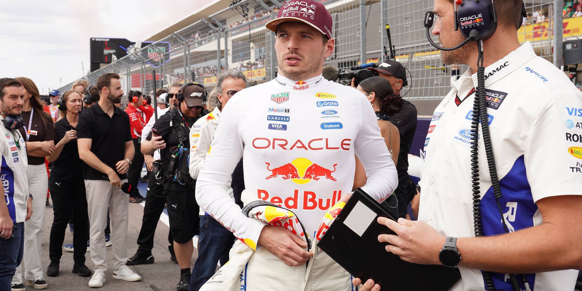 Max Verstappen steht mit Teammitgliedern vor dem Start des Formel-1-Rennens in Austin, Texas.