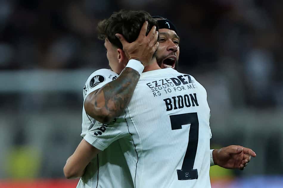 Memphis comemorando o gol da vitória do Corinthians com Bidon