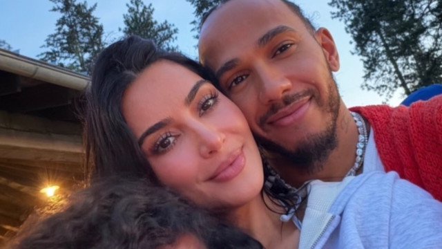 Kim Kardashian mostra rara fotografia com Lewis Hamilton e filhos