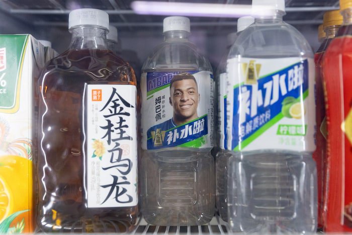 Mbappe war in China auf Getränkeflaschen abgebildet.
