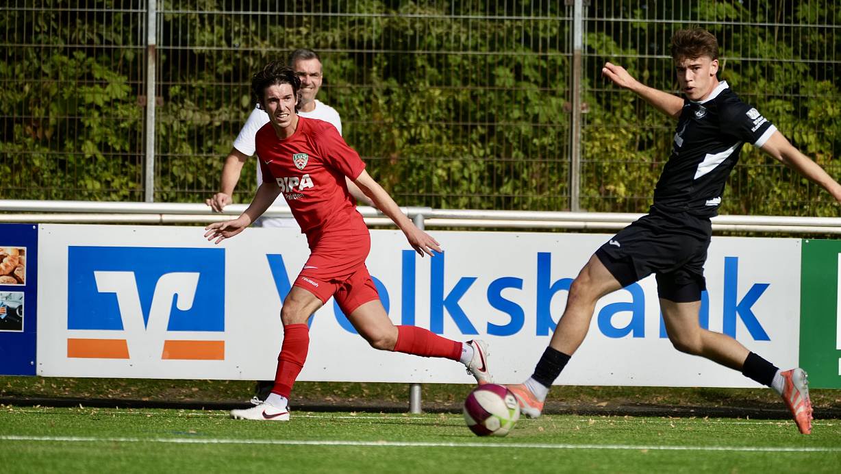 Tim Herden (l.) empfängt mit seinem TuS Dornberg an diesem Sonntag, 25. Oktober, den FC Preußen Espelkamp. Die Neue Westfälische streamt das Spiel live auf nw.de/livestreams. | © Peter Unger