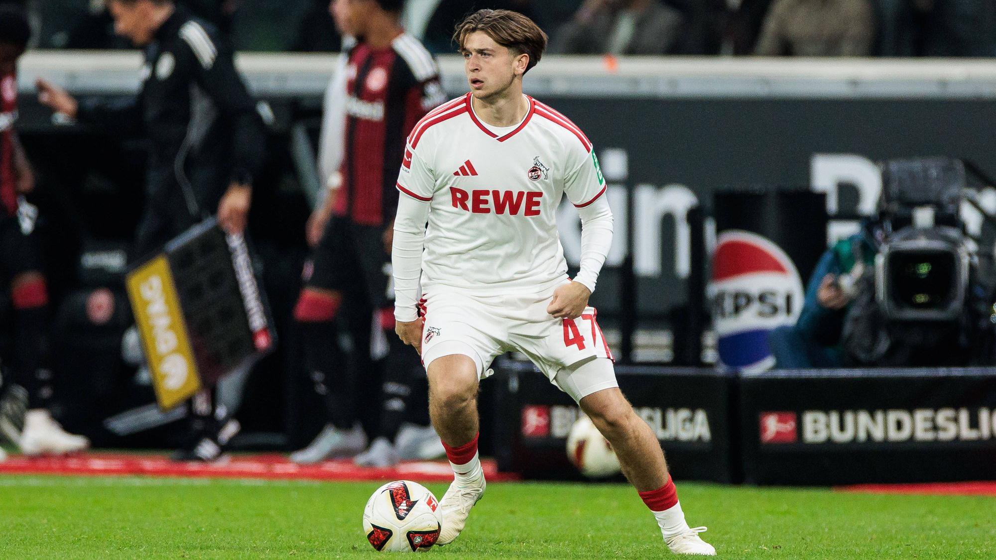 Dribbling von Mikey Moore beim 1. FC Köln.