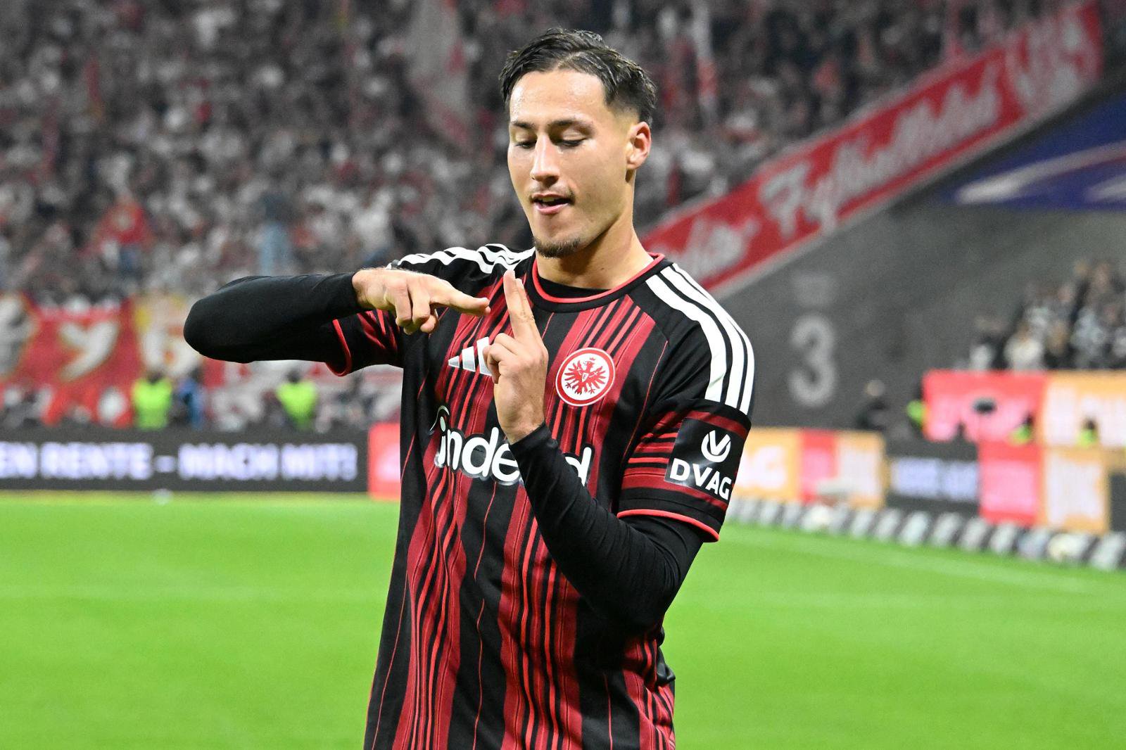 16.10.2026, xsltx, Fussball 1.Bundesliga, Eintracht Frankfurt  - 1.FC Köln v.l. Younes Ebnoutalib (Eintracht Frankfurt)  Torjubel nach dem Tor zum celebrating the goal celebrate   1:0 (DFL/DFB REGULATIONS PROHIBIT ANY USE OF PHOTOGRAPHS as IMAGE SEQUENCES and/or QUASI-VIDEO)