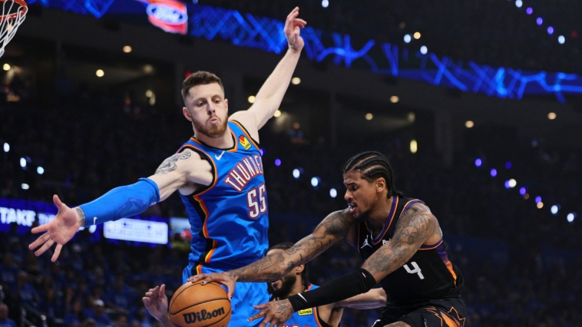 Isaiah Hartenstein (l) von der Oklahoma City Thunder will den Ball verteidigen von Jalen Green der Phoenix Suns, am 19.04.2026. (Symbolbild) (Foto)