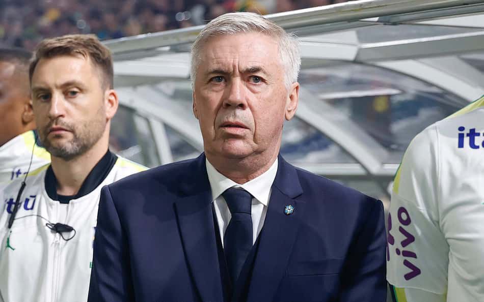 Ancelotti durante hino do Brasil em amistoso contra a Austrália