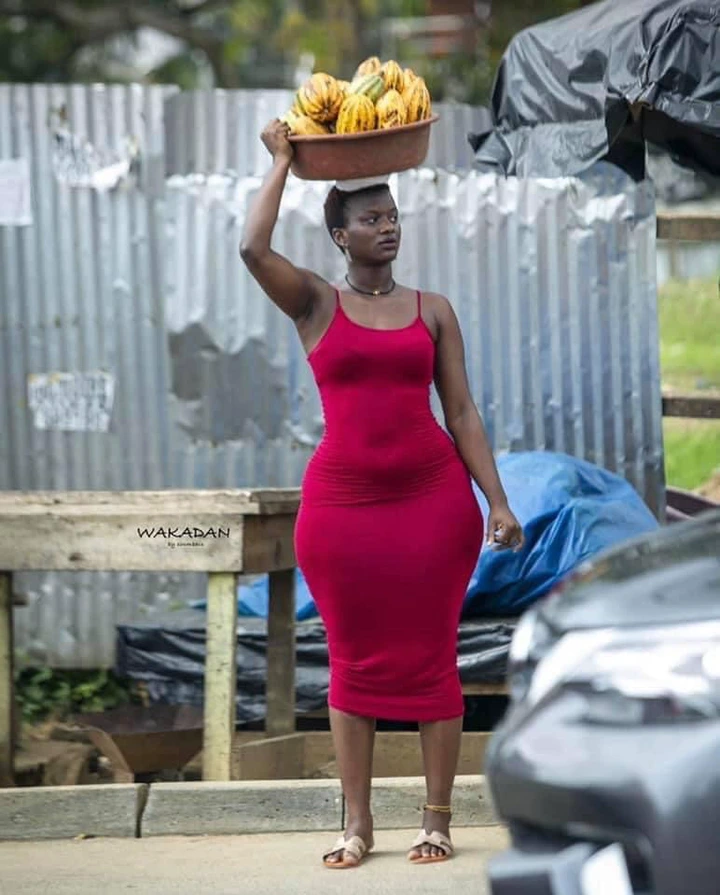 Beautiful and curvy lady selling cocoa on the streets causes confusion online (photos)