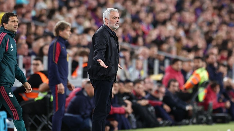 Jose Mourinho reacts during the match between Barcelona and Real Madrid. (AFP)