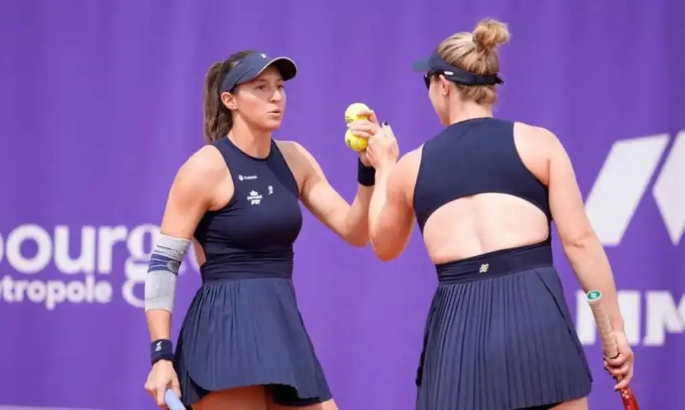 Luisa Stefani e Gabriela Dabrowski avançaram à semifinal de duplas em Pequim sem perder sets no torneio. (Foto: Divulgação)