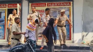 किरमिच रोड के होटल में पुलिस की दबिश, छह युवतियों समेत 10 लोग हिरासत में।