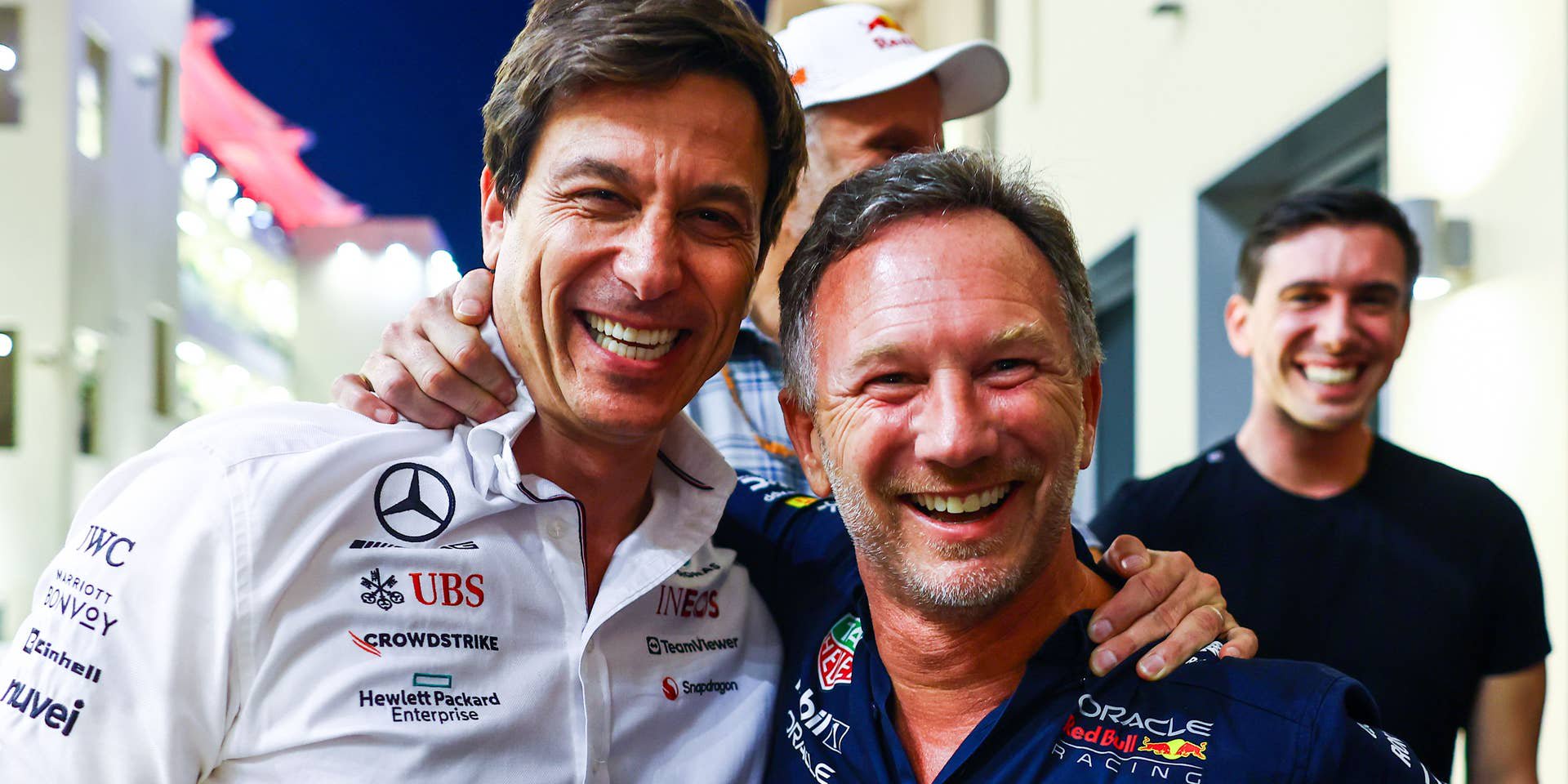 November 2023: Nach dem WM-Finale in Abu Dhabi spielen Wolff und Horner "Best Buddys". Im Hintergrund: Red-Bull-Erbe Mark Mateschitz.