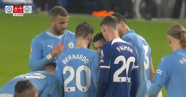 Cole Palmer joining Manchester City's huddle