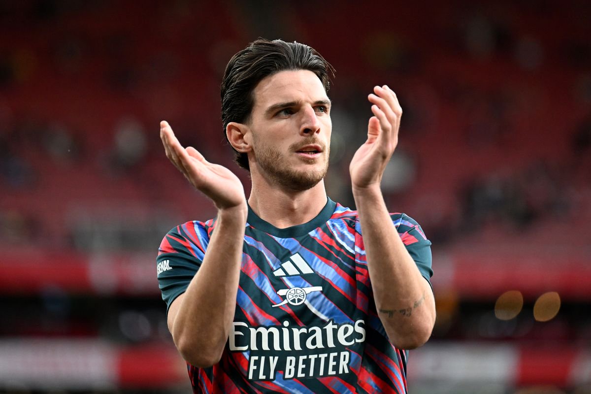 LONDON, ENGLAND - AUGUST 21: Declan Rice of Arsenal acknowledges the fans as he warms up before the Premier League 2026/27 match between Arsenal FC and Coventry City at Emirates Stadium on August 21, 2026 in London, England. (Photo by David Price/Arsenal FC via Getty Images)