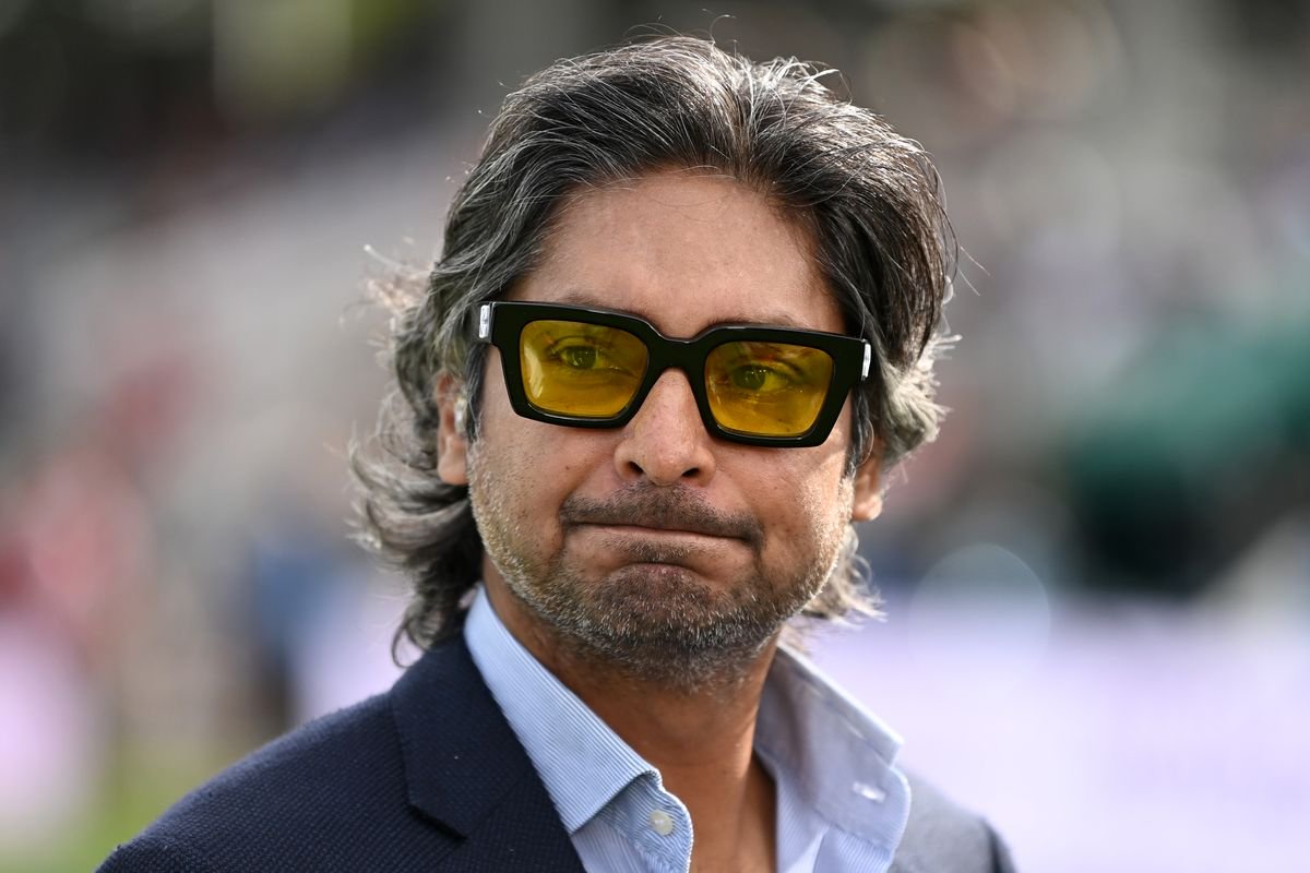 Former Sri Lankan cricketer Kumar Sangakkara has accused RyanAir of 'discriminatory and threatening' behaviour