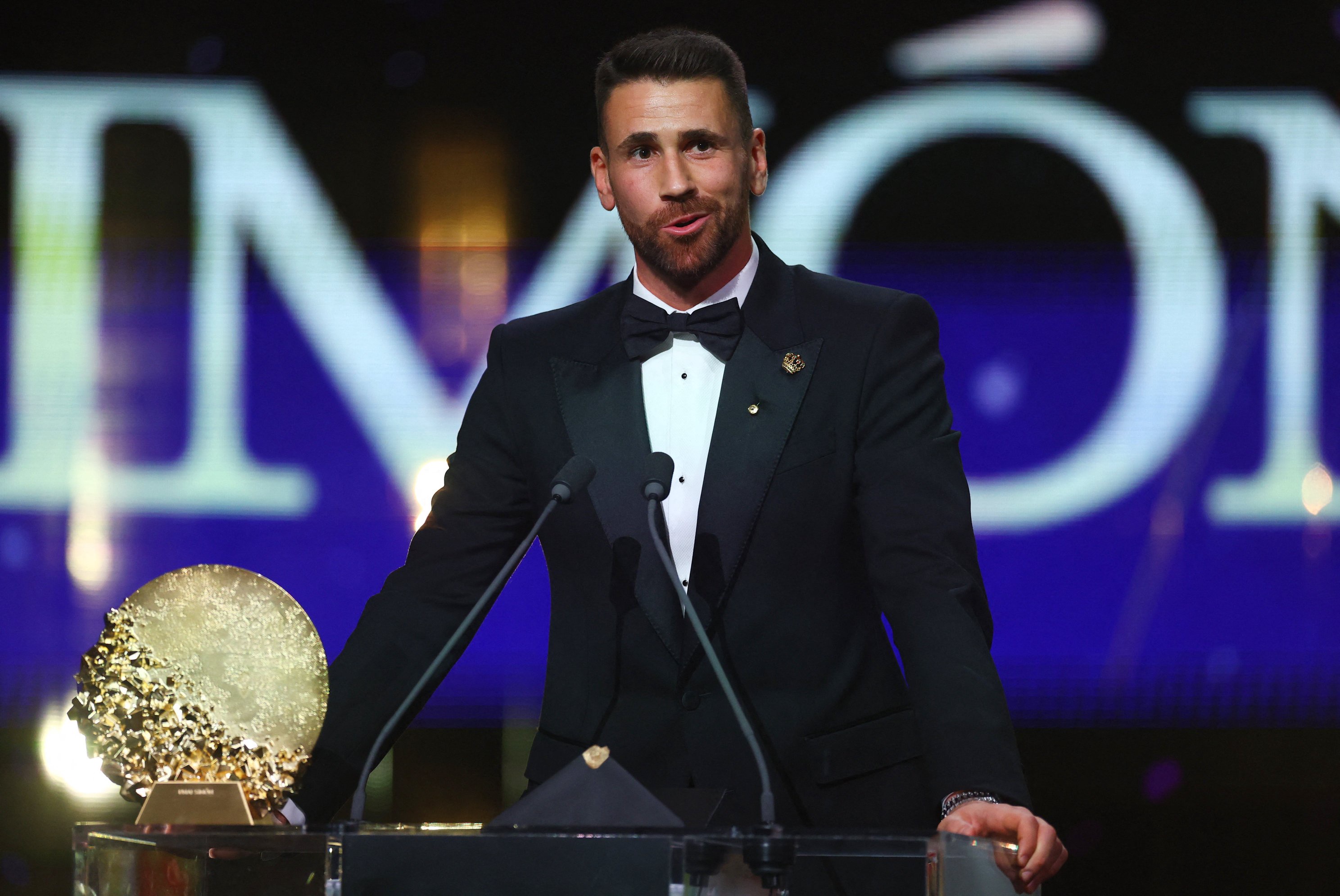 Unai Simon with his men's goalkeeper of the year award