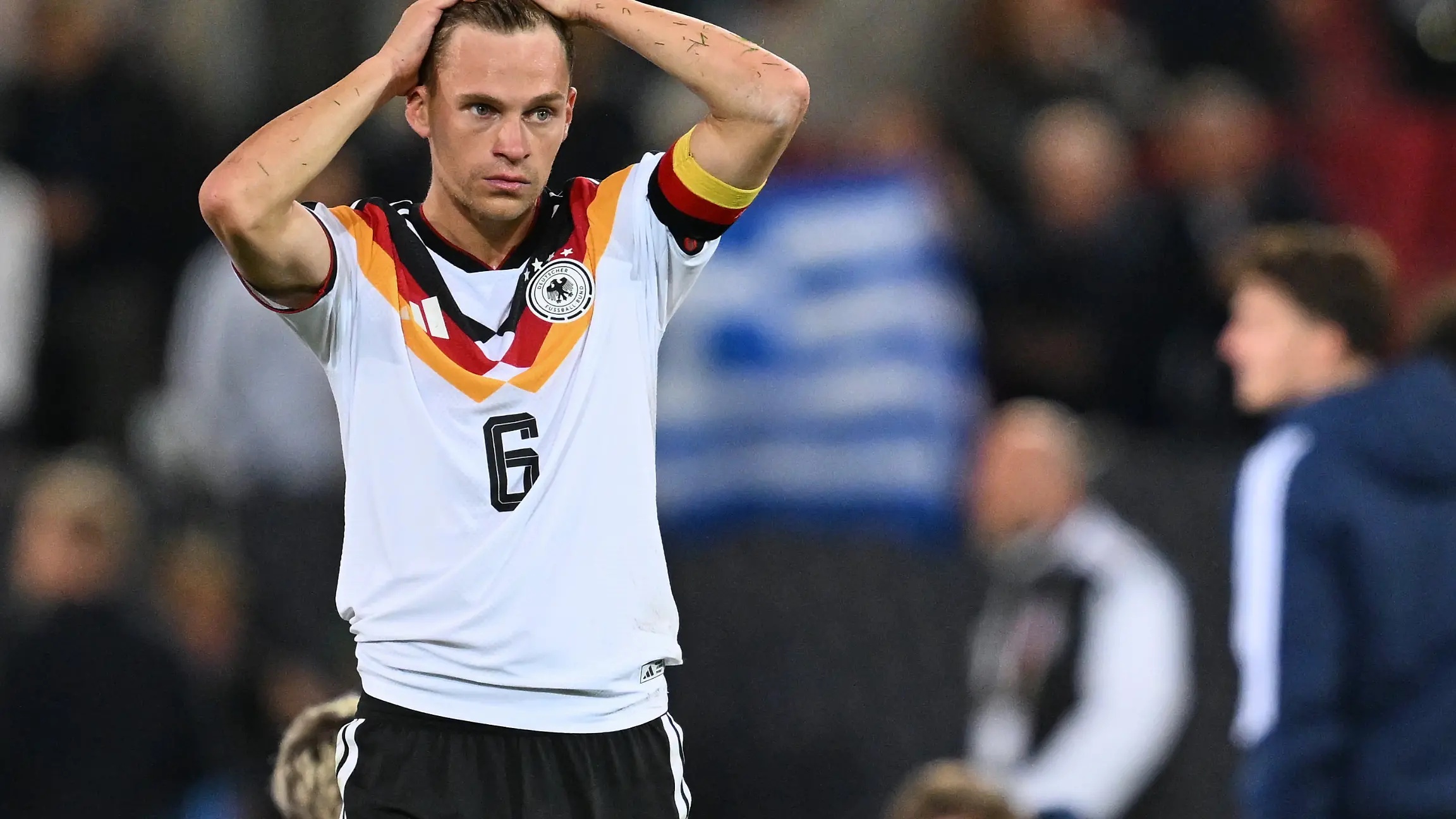 27.09.2026, Bayern, Augsburg: Fußball, Männer: Nations League A, Deutschland - Griechenland, Gruppenphase, Gruppe 2, 2. Spieltag in der WWK-Arena. Joshua Kimmich (Deutschland) steht nach dem Spiel auf dem Platz. (zu dpa: «Matthäus: Kimmich hätte bleiben sollen») Foto: Sven Hoppe/dpa +++ dpa-Bildfunk +++