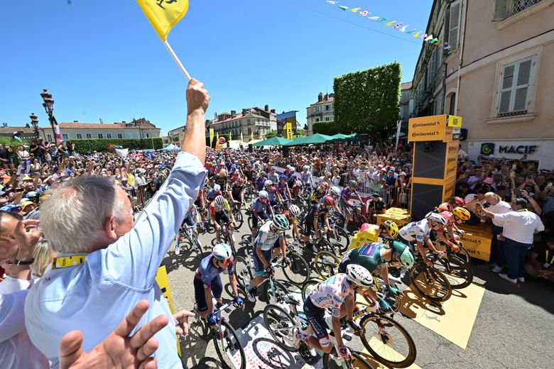 Lors du départ de la 12e étape donné à Auch le 17 juillet 2025.
