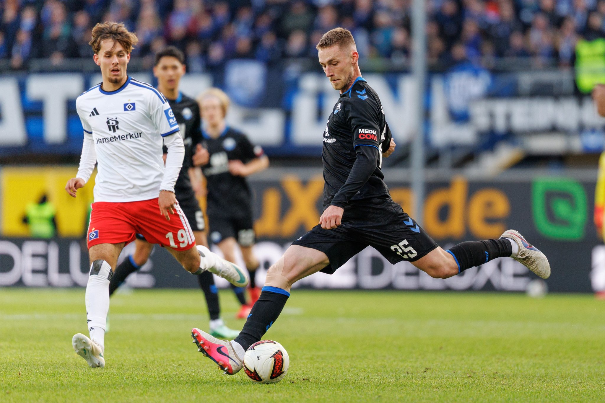Paderborns Kampfspiel: Tjark Scheller (echts) im Duell mit Otto Stange.