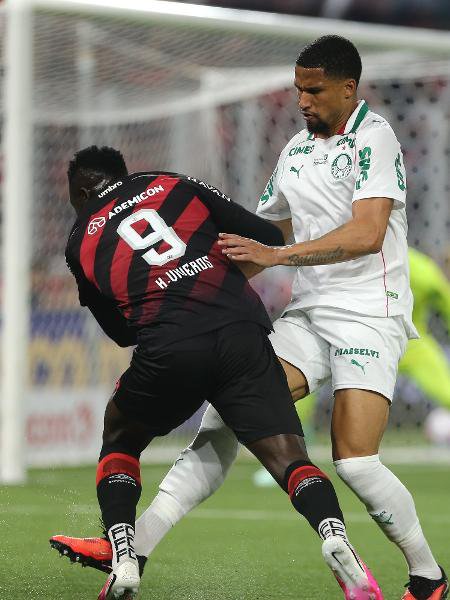 Murilo e Viveros disputam bola em Athletico x Palmeiras, pelo Brasileirão